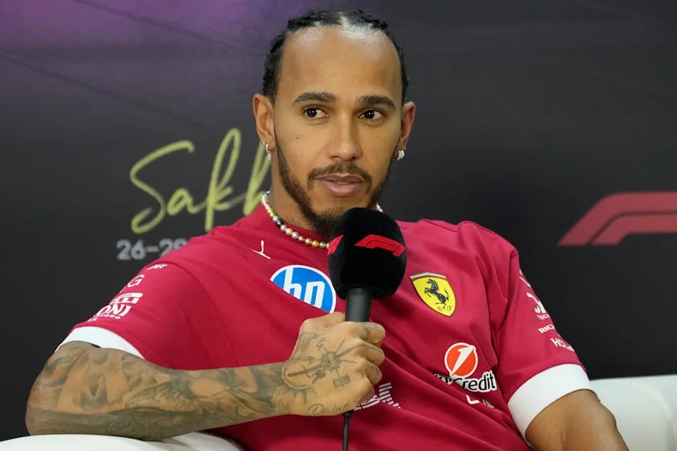 El piloto de Ferrari Lewis Hamilton durante una rueda en las pruebas de pretemporada de la Fórmula 1 en Sakhir, Bahréin, el viernes 28 de febrero de 2025. (AP Foto/Darko Bandic)