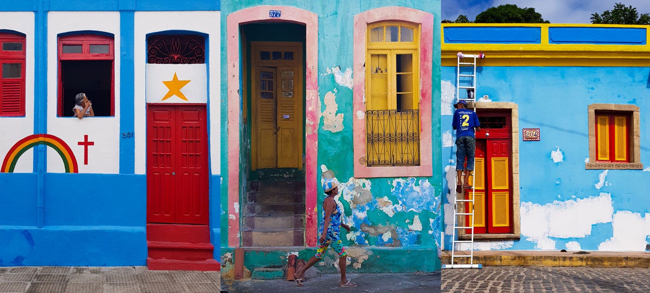 Mural com três fotos de casas coloridas de Olinda.