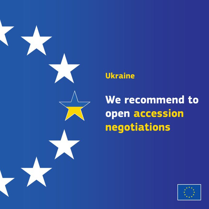A blue background with half of the EU Emblem stars in white on it. One of these stars is decorated with the Ukrainian flag. A text on the right-hand side reads “we recommend to open accession negotiations”. 