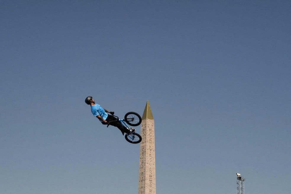 Jose Torres Gil durante o treinamento do ciclismo BMX — Foto: JEFF PACHOUD / AFP