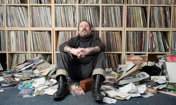 DJ-held Andy Weatherall (RIP) onttrok zich aan deze muzikale natuurwet. Gelukkig.