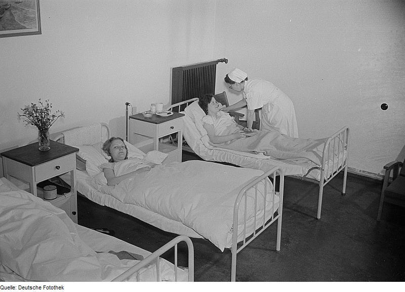 File:Fotothek df roe-neg 0006276 011 Krankenschwester bei der Betreuung von  Patientin.jpg - Wikimedia Commons
