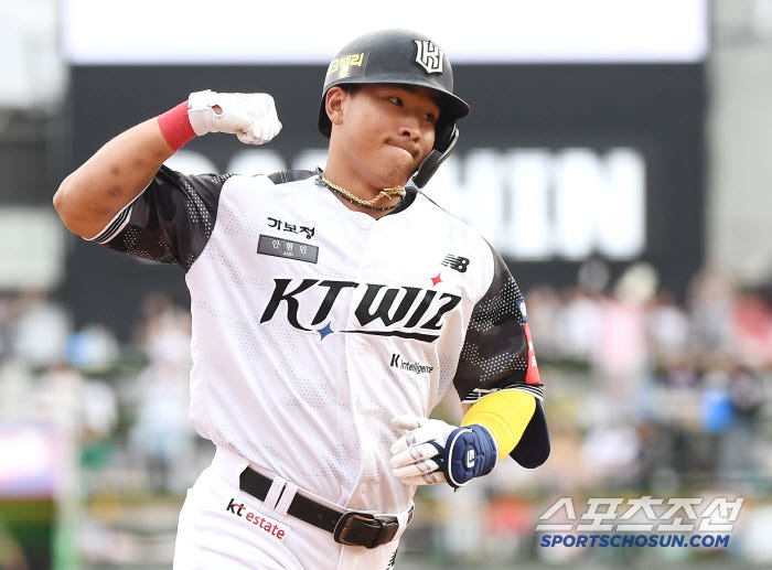 It fell well low, but why are you rolling it up and over? Ahn Hyun-min |  SportsChosun
