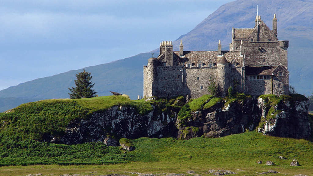 Who lives in Duart Castle now?