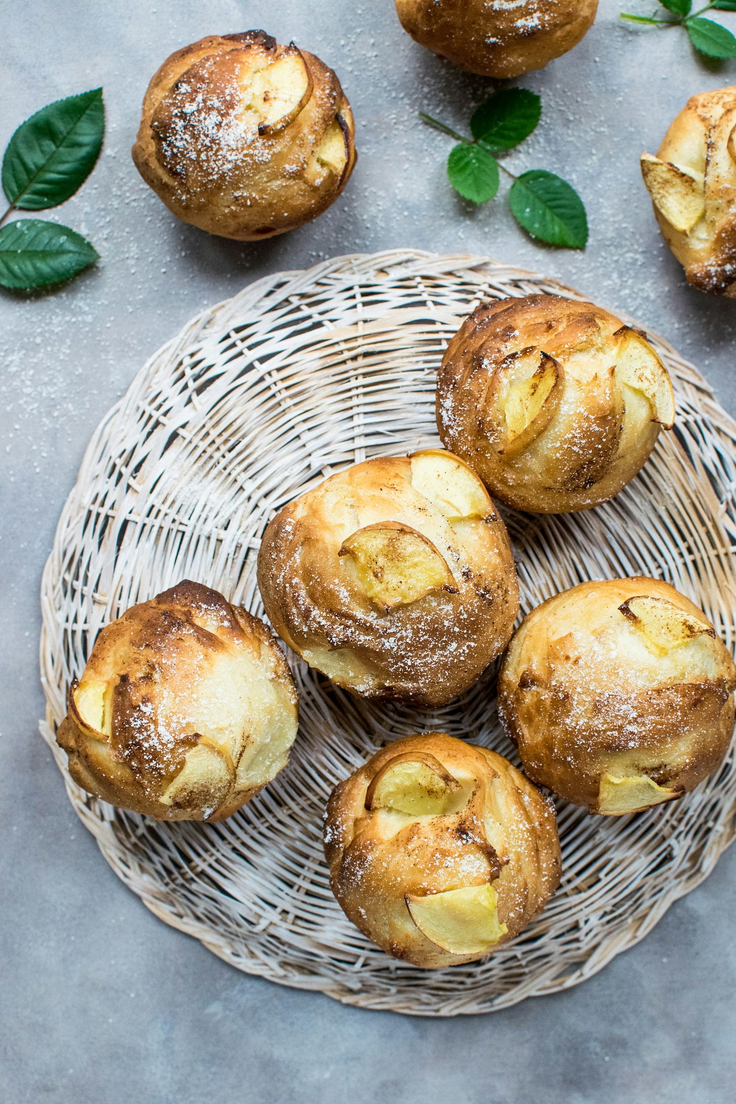 yeast muffins with apple