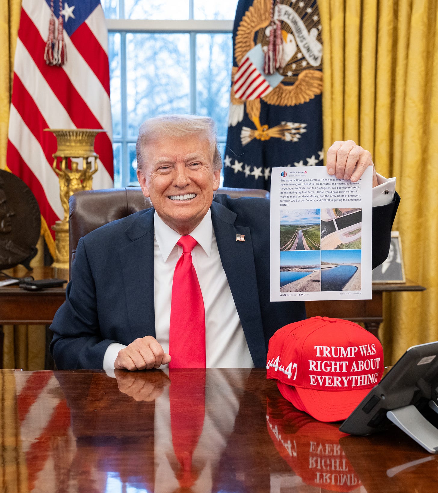 El presidente Trump, en la Oficina Oval, con una gorra con la leyenda “Trum tenía razón acerca de todo”. Foto: Rapid Response 47 @ X