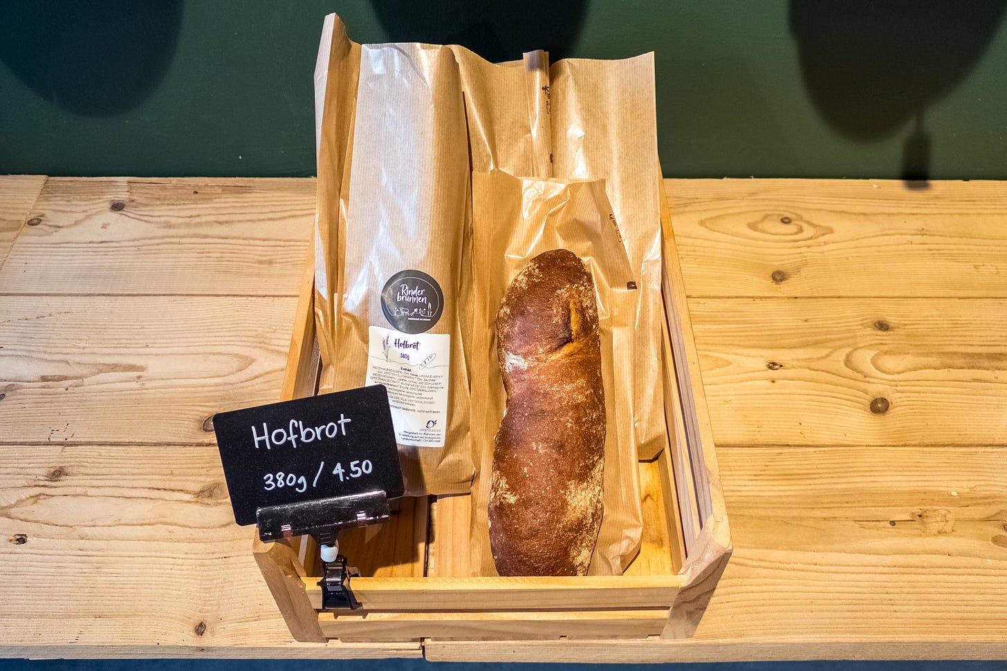 Hofbrot aus eigenem Mehl vom Hof Rinderbrunnen in Grüt ZH. Hofbrot aus eigenem Mehl vom Hof Rinderbrunnen in Grüt ZH.