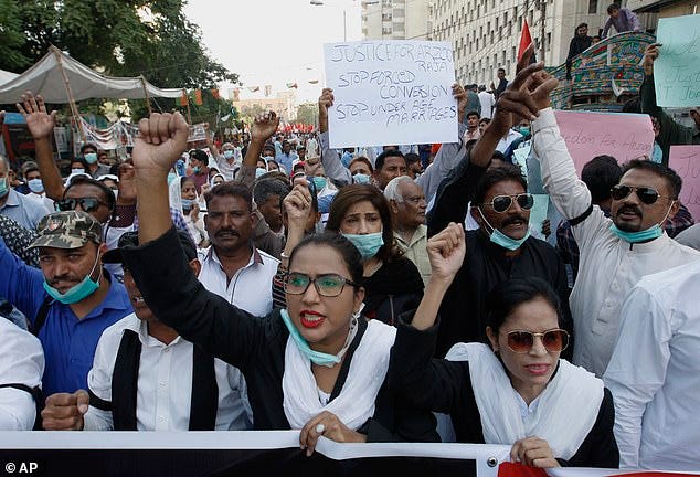 Pakistanin kristityt, äärimmäisen vainottu ja pieni vähemmistöryhmä maassa, on ollut lähes ainoita tahoja, jotka ovat osoittaneet julkisesti ja ääneen mieltä islamilaisia lapsi-, ja pakotettuja avioliittoja vastaan. Kun varsinkin heidän yhteisönsä tyttöjä kaapataan muslimien toimesta “seksijihadissa”, pakkokäännytetään ja pakotetaan alaikäisinä jalkavaimoiksi vanhemmille muslimimiehille. Pakistanin kristityt, äärimmäisen vainottu ja pieni vähemmistöryhmä maassa, on ollut lähes ainoita tahoja, jotka ovat osoittaneet julkisesti ja ääneen mieltä islamilaisia lapsi-, ja pakotettuja avioliittoja vastaan. Kun varsinkin heidän yhteisönsä tyttöjä kaapataan muslimien toimesta “seksijihadissa”, pakkokäännytetään ja pakotetaan alaikäisinä jalkavaimoiksi vanhemmille muslimimiehille.