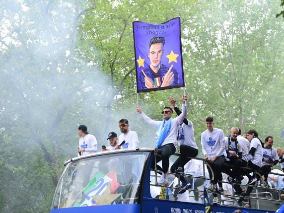 El delantero argentino del Inter de Milán #10 Lautaro Martínez (C) celebra con sus compañeros de equipo y el personal durante un desfile para celebrar el 'scudetto' después del partido de fútbol de la Serie A italiana entre el Inter de Milán y Torino en Milán, el 28 de abril de 2024. El Inter consiguió su vigésimo Scudetto con victoria por 2-1 sobre el AC Milan el 22 de abril de 2024. (Foto de Piero CRUCIATTI / AFP)