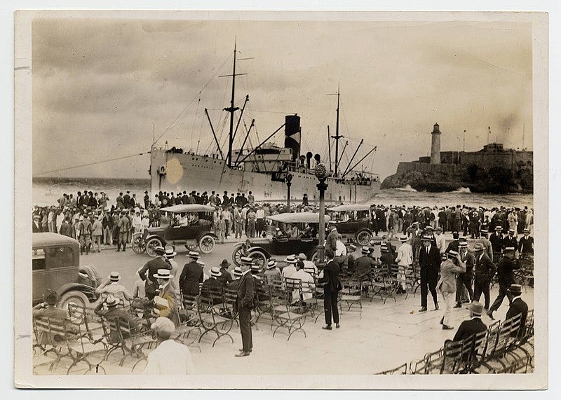 File:United fruit steamer "San Pablo" on rocks at entrance to Havana Harbor.jpg