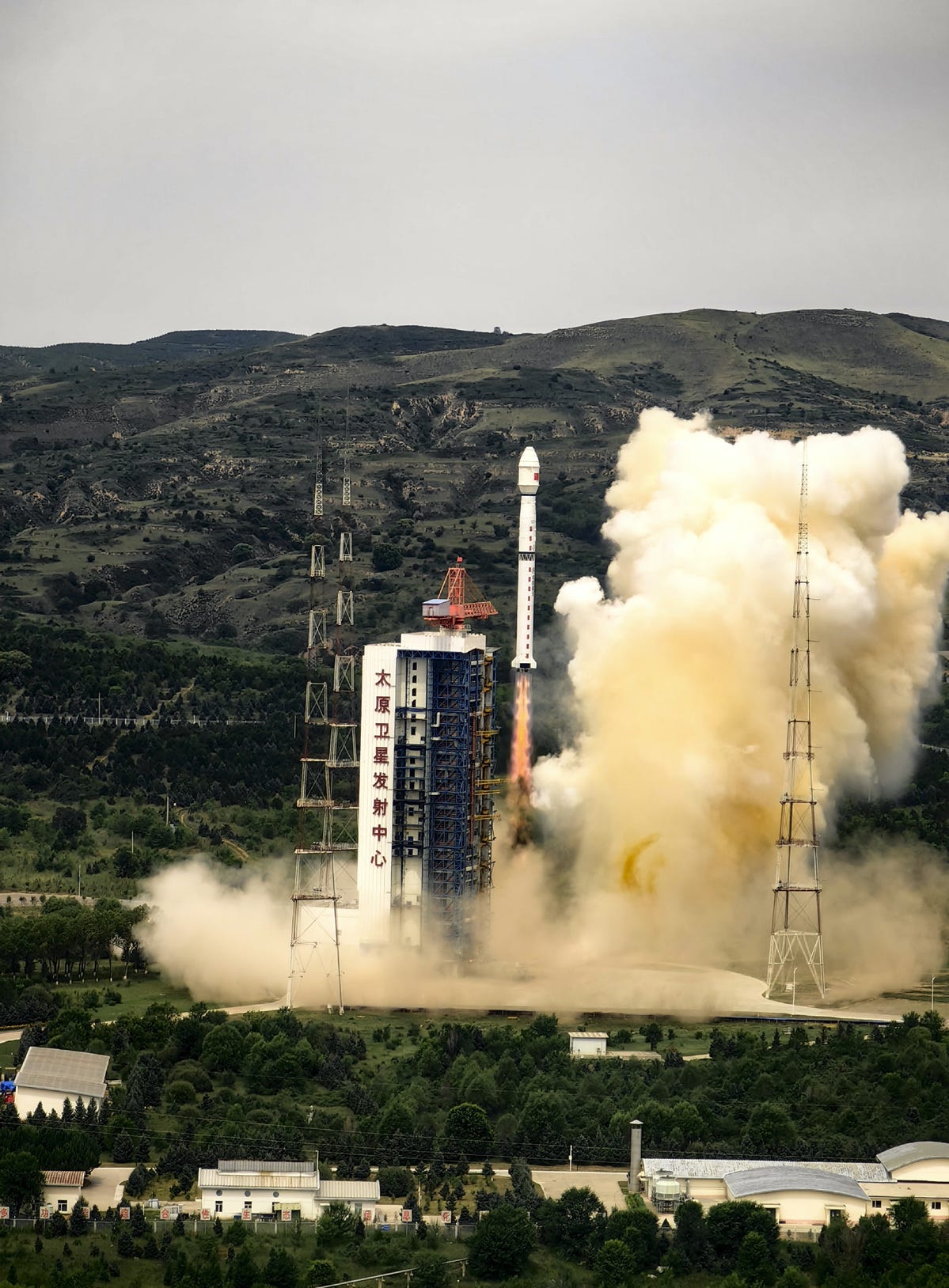 The Long March 4B Y58 vehicle lifting off from the Taiyuan Satellite Launch Center with Gaofen 11-05.