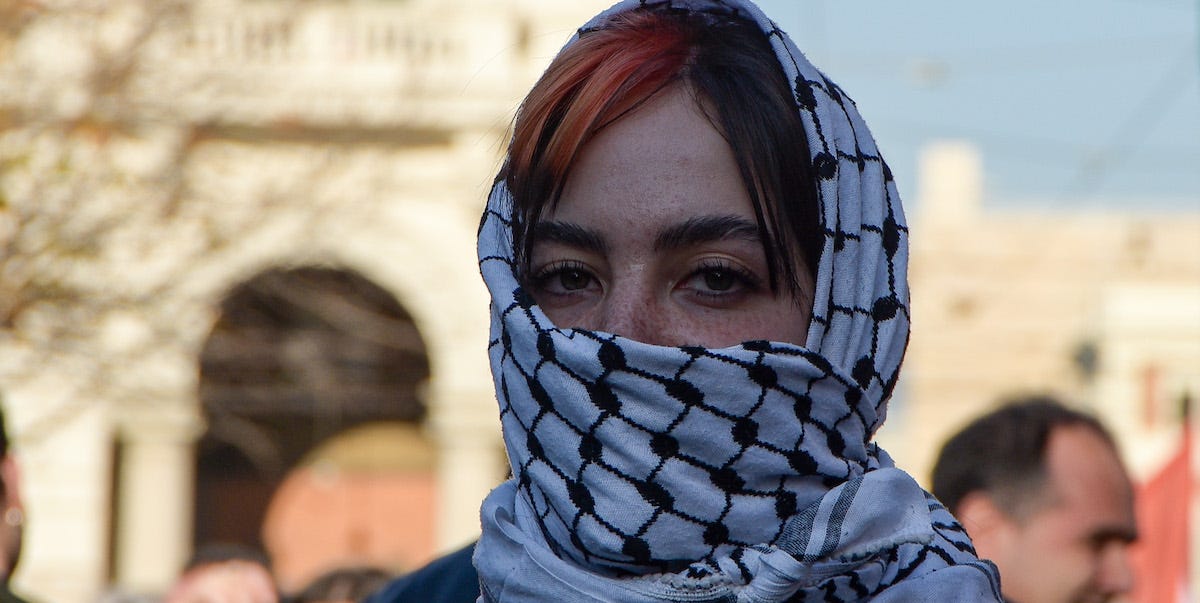 Un'attivista con la faccia coperta dalla kefiah a una manifestazione a sostegno della causa palestinese, Roma, 27 gennaio 2024
(© Vincenzo Nuzzolese/SOPA Images via ZUMA Press Wire)