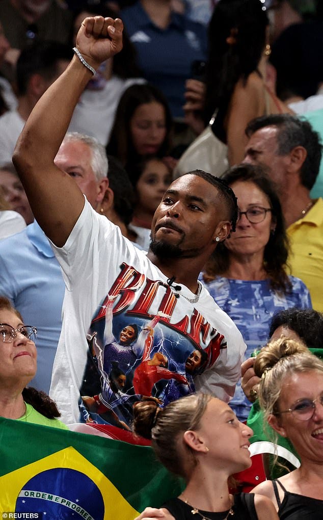 Simone Biles' proud husband Jonathan Owens supports her at Olympic  gymnastics final as her team wins gold - joined by sports legends Michael  Phelps and Jason Kelce | Daily Mail Online