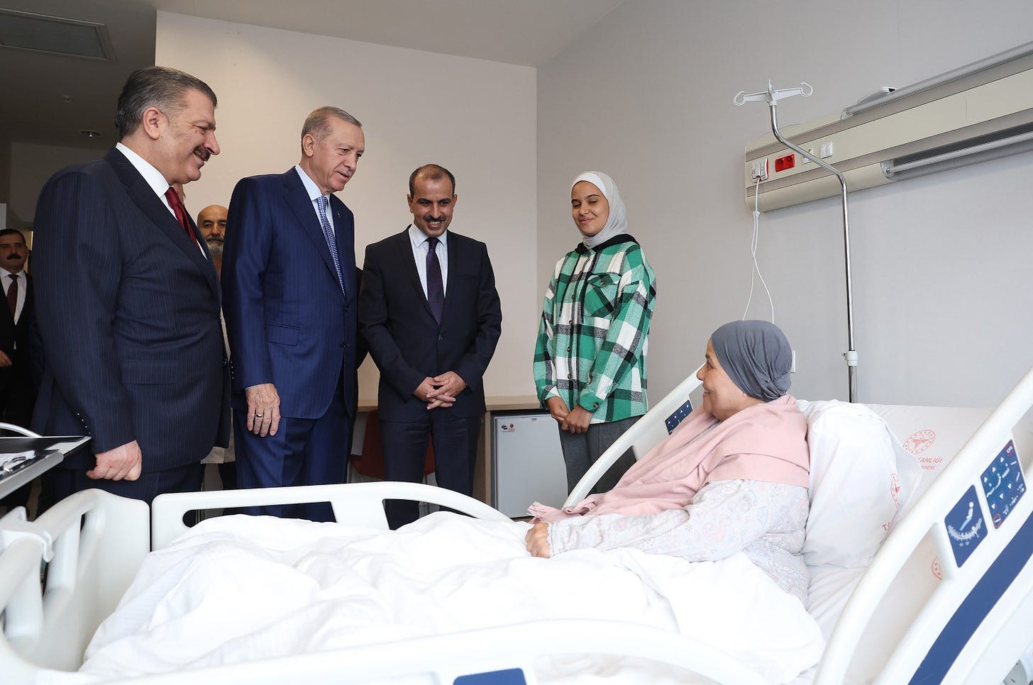 cumhurbaşkanı recep tayyip erdoğan ile sağlık bakanı dr fahrettin koca filistinli hastaları ziyaret ediyor