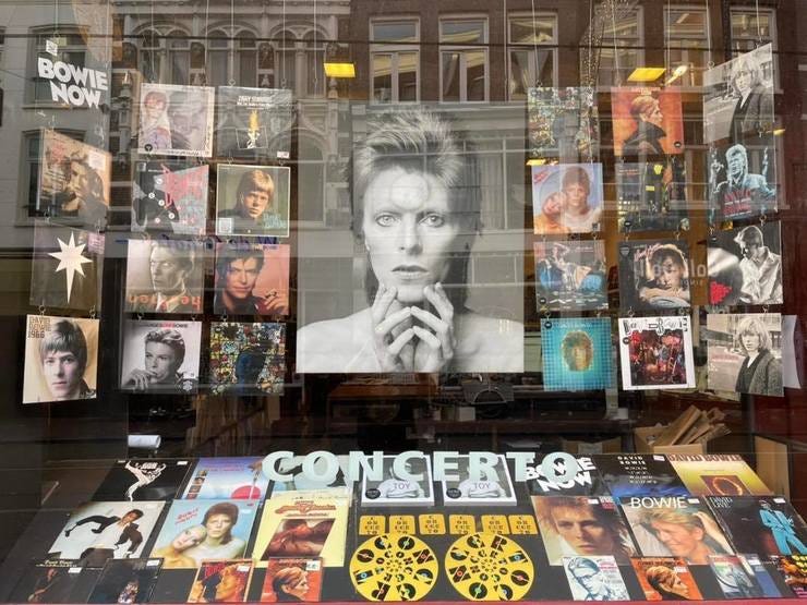 de Bowie-etalage van platenzaak Concerto in Amsterdam