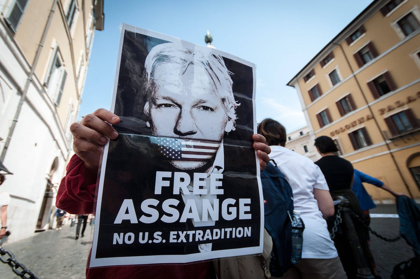 A Rome, un partisan d'Assange affiche une pancarte appelant à la libération d'Assange.