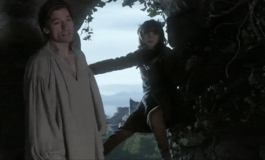 Jaime Lannister spinge Bran Stark dalla torre in una scena iconica della prima stagione di Game of Thrones – momento scioccante della serie TV fantasy tratta dai romanzi di George R. R. Martin.