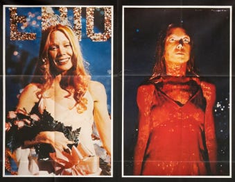 Recorte do pôster que mostra duas imagens: Carrie com a roupa de formatura e Carrie coberta de sangue.