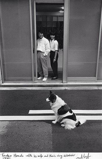 santiago de molina on Twitter: "Tadao Ando con su mujer y su perro, Le  Corbusier, en 1991, "UNA VENTANA DE PERROS", http://t.co/VogyyiOnec  http://t.co/93pi5he6i0" / Twitter