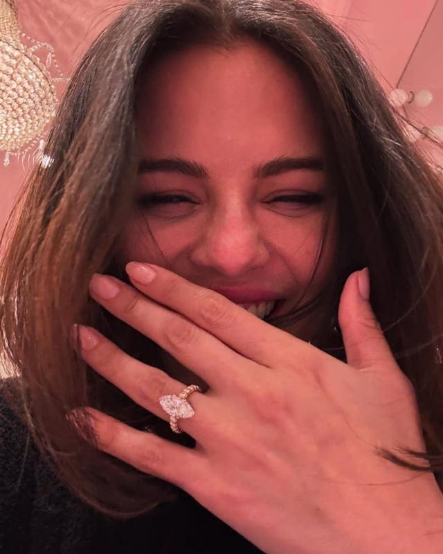 Selena Gomez announces she & Benny Blanco are now engaged: “forever begins  now…” : r/Fauxmoi