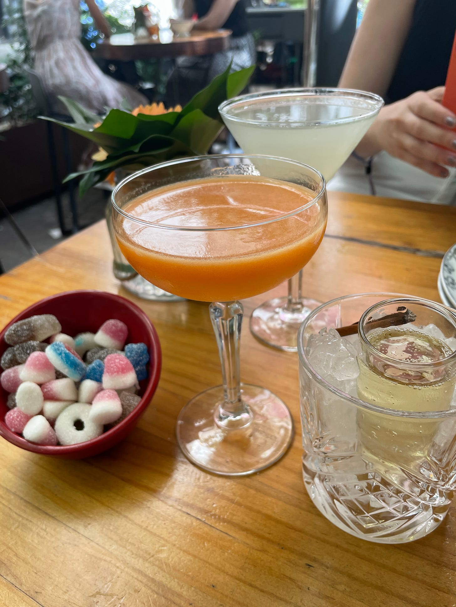 Nossa mesa de bar no museu Reina Sofia: porn star martini é servido numa taça coupé e é uma bebida alaranjada, parece um suco. O aviation é servido numa taça martini e tem cara de limonada, com uma calda bem violeta no fundo. 