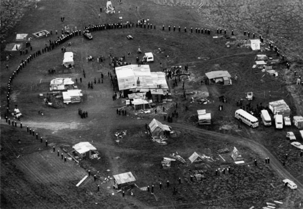 Aerial photo showing police cordon around encampment at Bastion Point, 25 May 1978