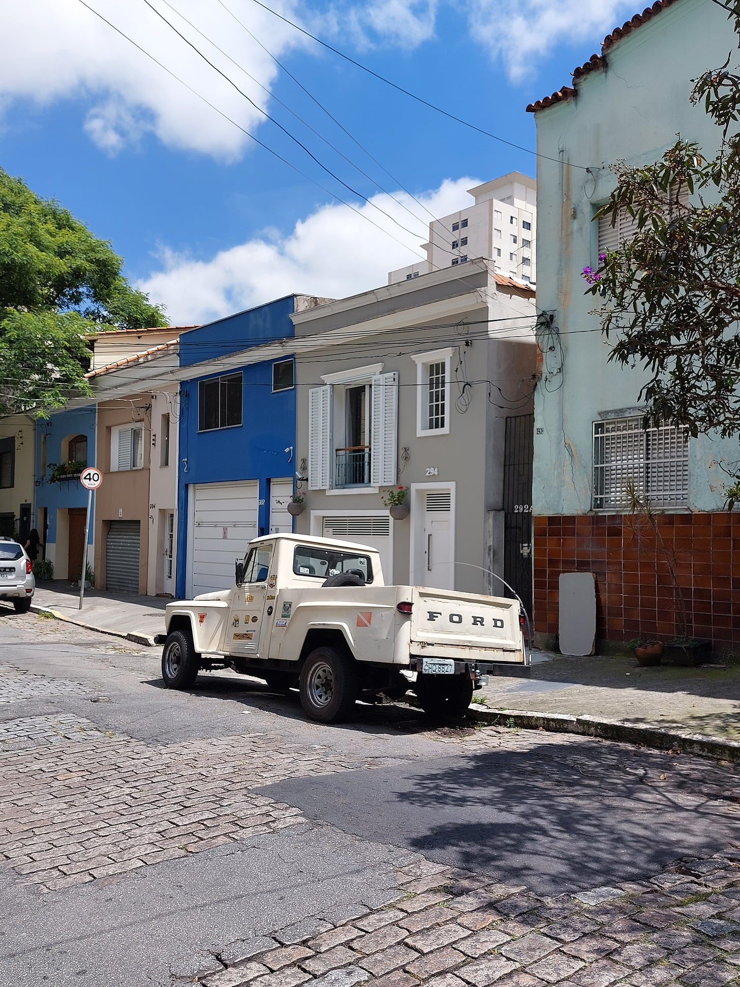 um carro antigo numa rua na vila anglo-brasileira