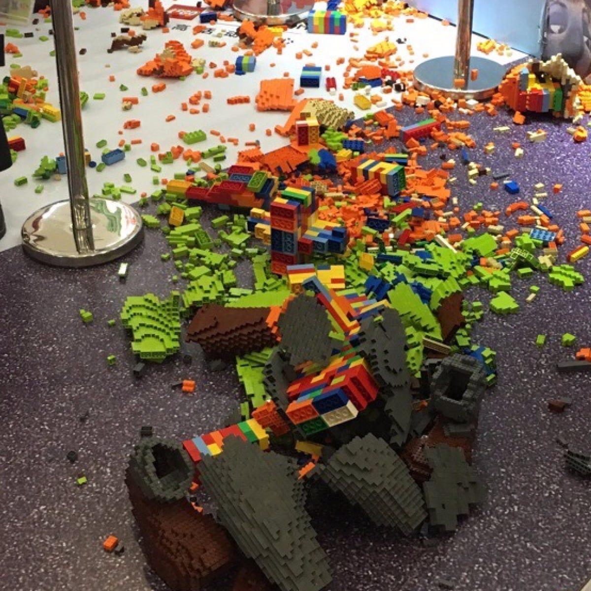Kid destroys $15,000 LEGO sculpture an hour after new exhibit opens |  Mashable