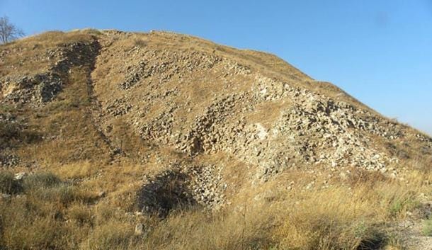 Una rampa de asedio asirio a las afueras de Laquis, ahora distrito sur de Shephelah, Israel. Sitio arqueológico de Laquis. (CC BY-SA 3.0)