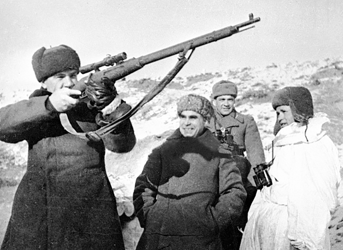 İkinci Dünya Savaşı on Twitter: 'Stalingrad'ı başarıyla müdafaa eden 62'nci Ordu Komutanı General Vasili Çuykov, Stalingrad'da 225 düşman askeri ve 11 keskin nişancı öldüren Vasili Zaitsev'in tüfeğiyle nişan alırken - Aralık 1942. İkinci Dünya Savaşı on Twitter: 'Stalingrad'ı başarıyla müdafaa eden 62'nci Ordu Komutanı General Vasili Çuykov, Stalingrad'da 225 düşman askeri ve 11 keskin nişancı öldüren Vasili Zaitsev'in tüfeğiyle nişan alırken - Aralık 1942.