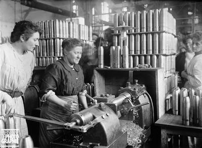 Los métodos de gestión burocrática de las empresas están hechos para un mundo que ya no existe. Image from object titled GUERRE - FEMMES AU TRAVAIL