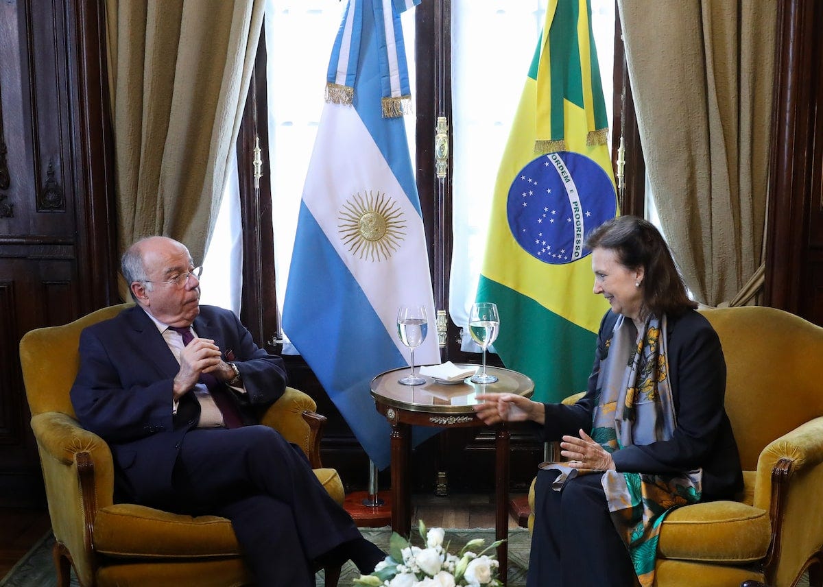 O ministro Mauro Vieira representou Lula na posse de Javier Milei e conversou com Diana Mondino em Buenos Aires