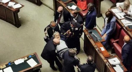 Vittorio Sgarbi exclu du Parlement italien manu militari Vittorio Sgarbi exclu du Parlement italien manu militari