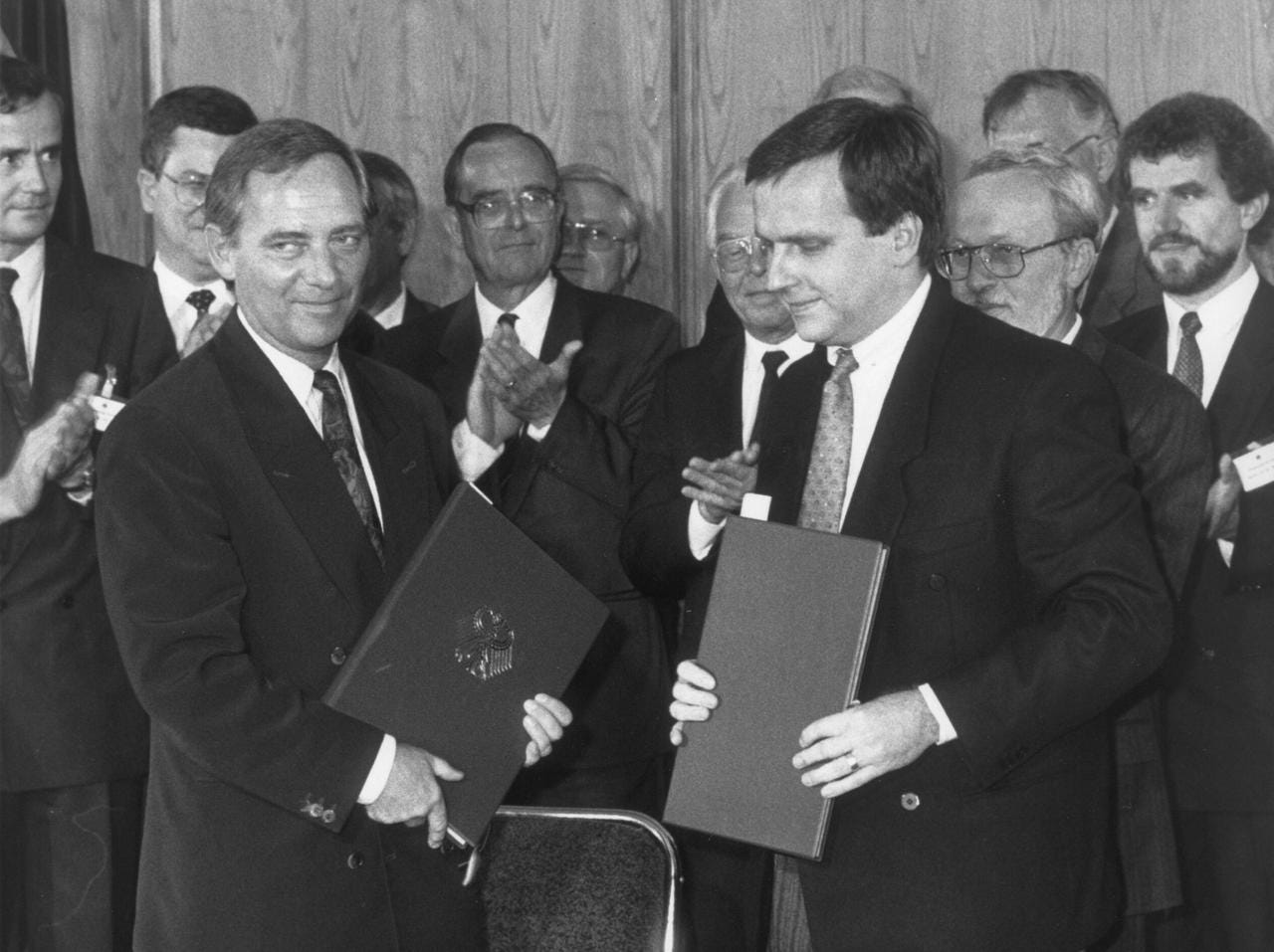 DDR-Volkskammer stimmt über Einigungsvertrag ab, 30. Jahrestag am 20. September Bundesinnenminister Wolfgang Schaeuble, CDU, und der DDR - Staatsekretaer Guenter Krause unterzeichneten in Bonn den Einigungsvertrag. Bonn, den 20.08.1990.