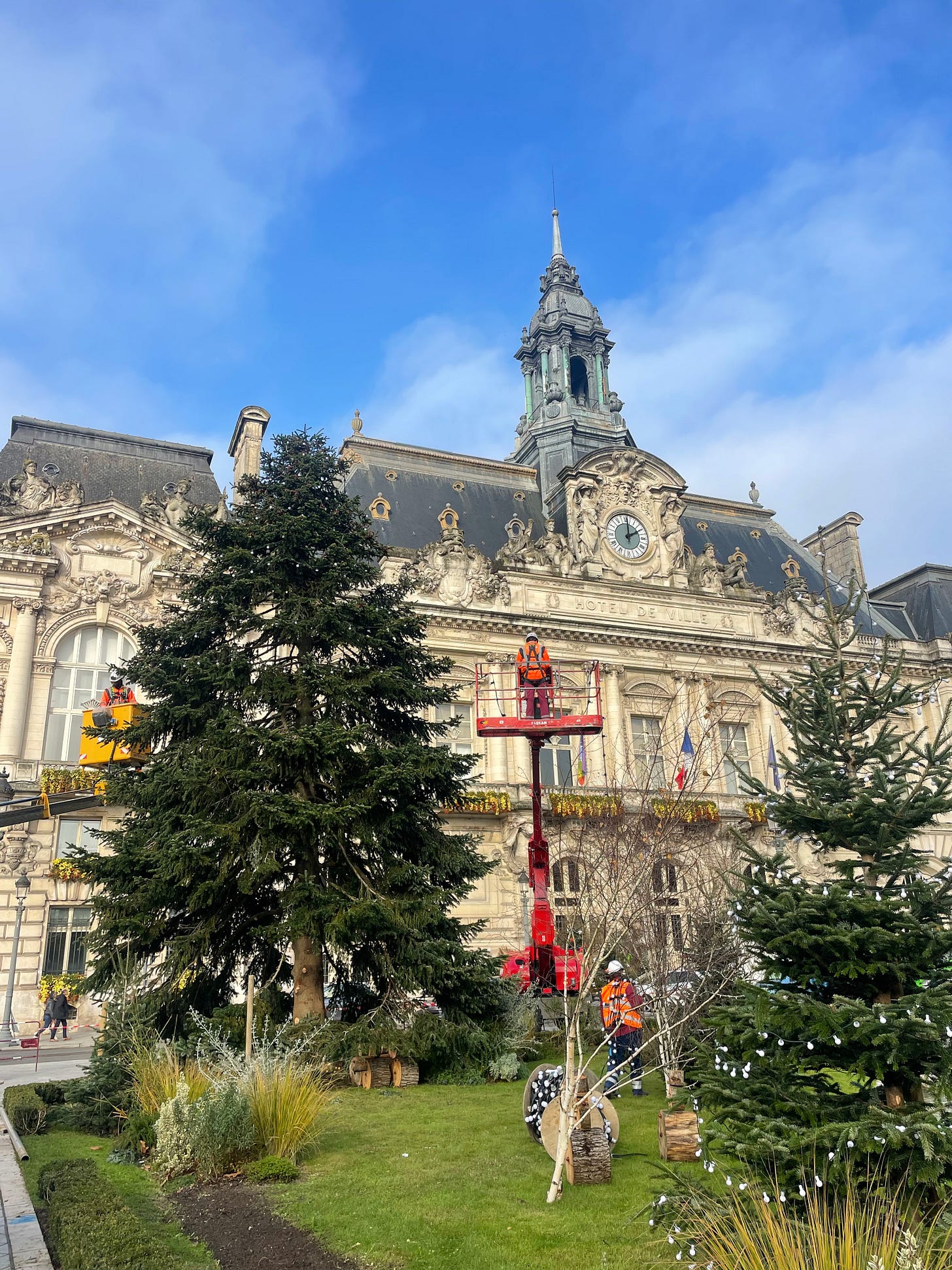 Tours Christmas tree and workers