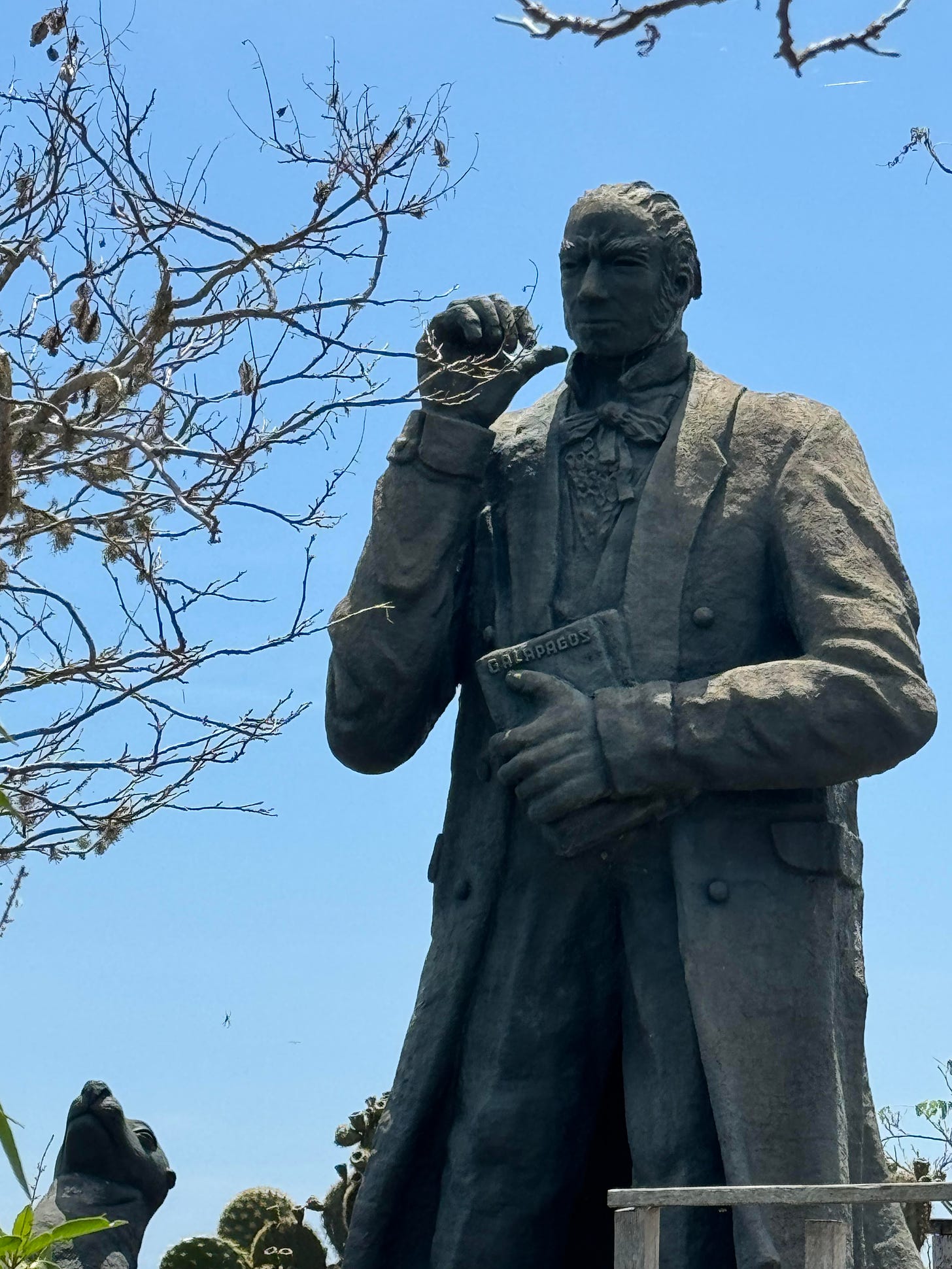 Estatua de Darwin en el lindo paseo de Tijeretas en San Cristóbal. Foto propia