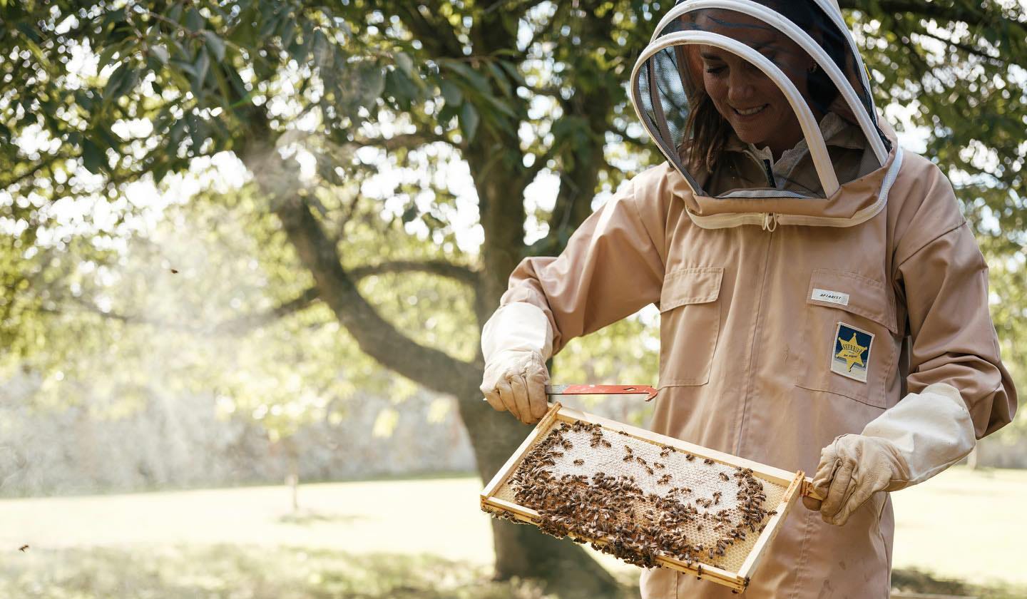 kate middleton wearing beekeeping suit