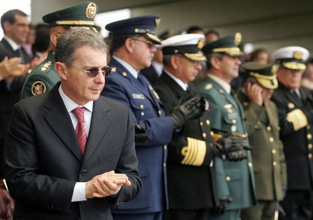 Uribe, Ex-Presidente Colombiano, quien gano y la guerra de 60 años contra la narco guerrilla.