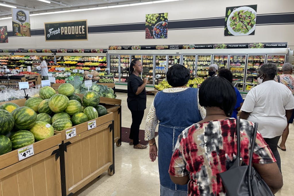 EFNEP program assistant for South Carolina State 1890 Upstate Region begins the supermarket tour with shopping the perimeter of a store to access fresh vegetables and fruit. Image courtesy of South Carolina State University. 