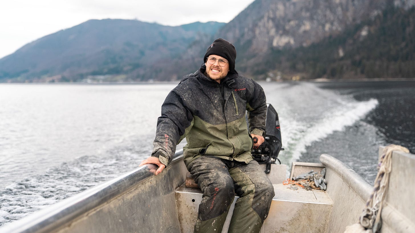 Benni Mayr bringt seinen Fisch zu Lukas Nagl