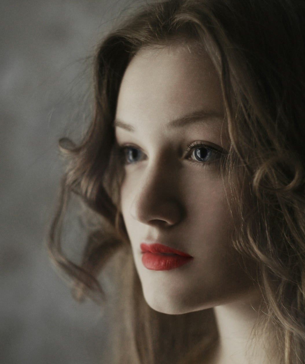 woman blonde hair and red lipstick