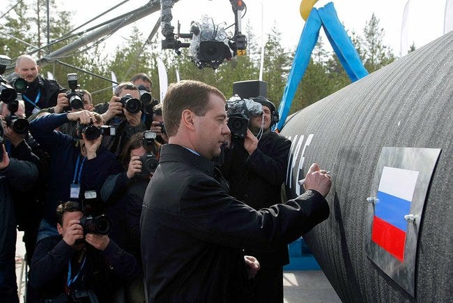 https://upload.wikimedia.org/wikipedia/commons/7/78/Dmitriy_Medvedev_Nord_Stream_9_April_2010.jpeg