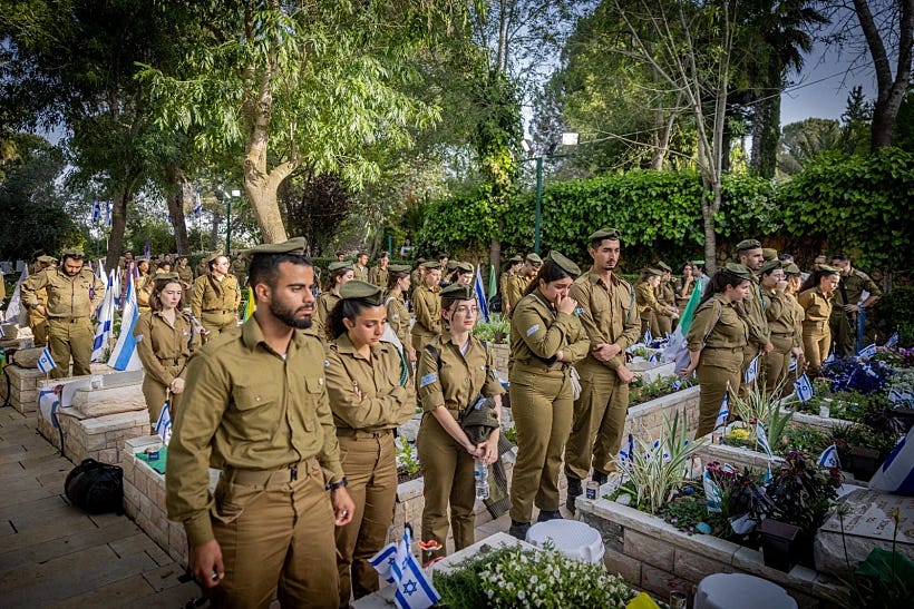 חיילי צה"ל מניחים דגלים ומדליקים נרות בבית העלמין הצבאי בהר הרצל לקראת יום הזיכרון