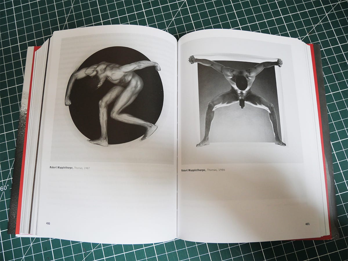 Photos de Robert Mapplethorpe de 1986 qui représentent un certain Thomas, homme nu dans des poses graphiques.