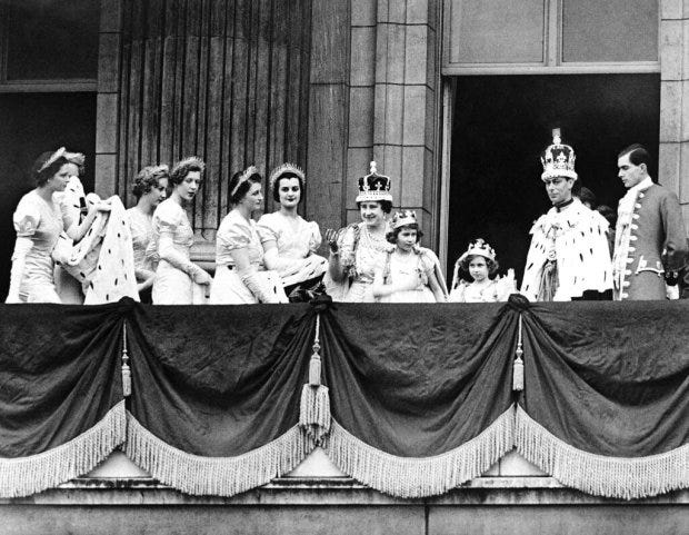 32 Photos: Queen Elizabeth's balcony moments over the years – Twin Cities