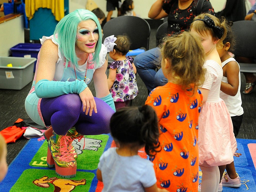 Vallejo library's Drag Queen Story Hour draws small protest – Times-Herald