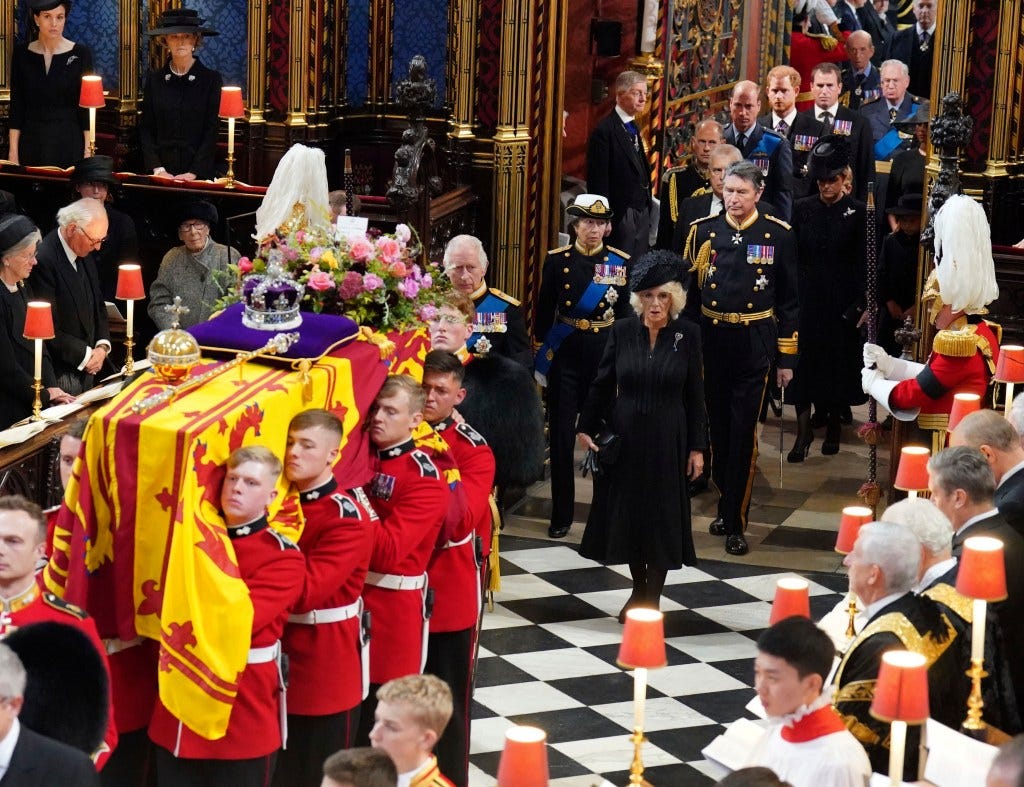 Erzsébet királynő koporsóját a Westminster-apátságba viszik