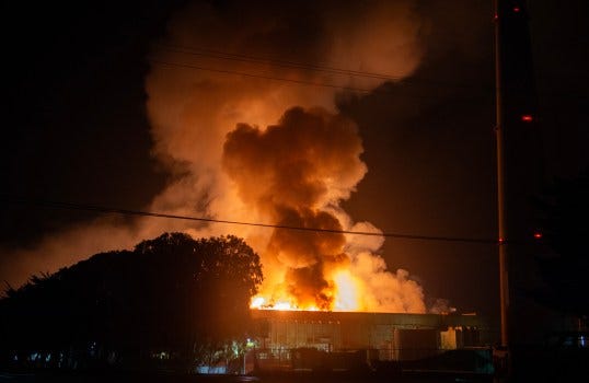 A fire rages out of control at the Vistra battery storage plant, one of the world’s largest, in Moss Landing, Calif., on Thursday, Jan. 16, 2025. (Doug Duran/Bay Area News Group)