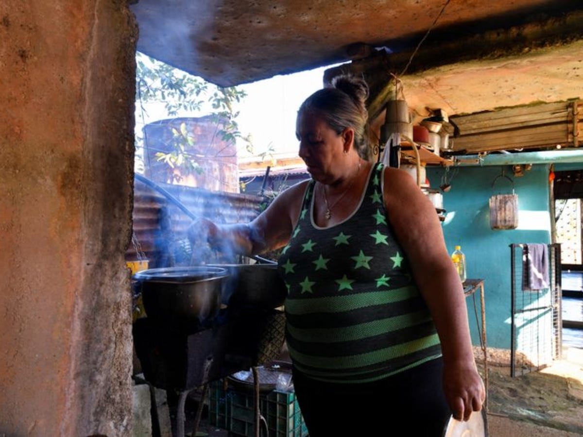 Crisis en Cuba: ante los constantes cortes de energía, los cubanos se  vuelcan al carbón para cocinar - Infobae