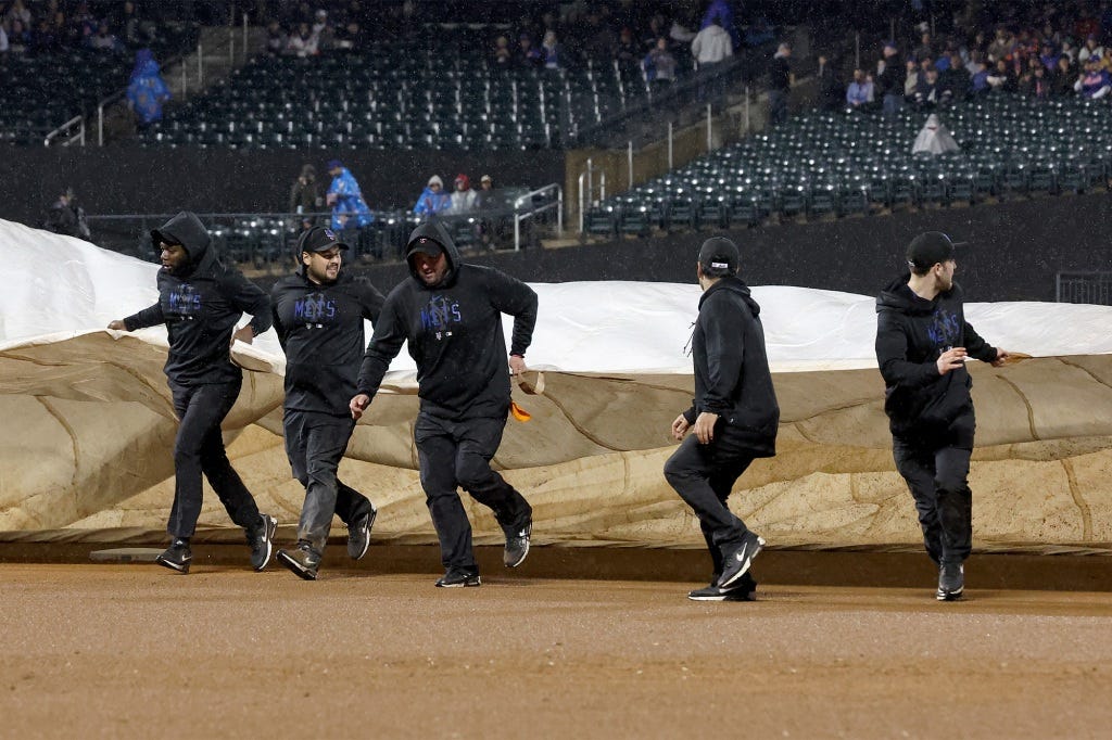 The Mets and the Braves entered a rain delay before the sixth inning.